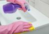 Como limpar uma pia de porcelana na cozinha ou banheiro